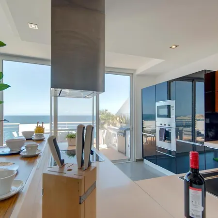 Epic Views Seafront 2-bedroom Penthouse 公寓