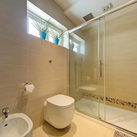 Epic Views Seafront 2-bedroom Penthouse 斯利马