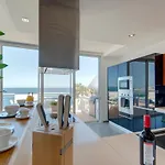 Epic Views Seafront 2-bedroom Penthouse 公寓