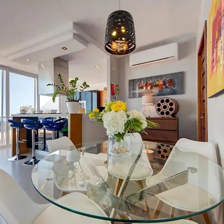 Epic Views Seafront 2-bedroom Penthouse Apartment *