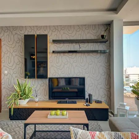 Epic Views Seafront 2-bedroom Penthouse Apartament