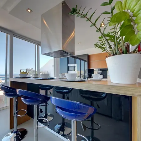 Epic Views Seafront 2-bedroom Penthouse Слима