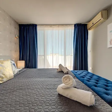 Epic Views Seafront 2-bedroom Penthouse Apartament Sliema