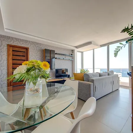 Epic Views Seafront 2-bedroom Penthouse Апартаменты *