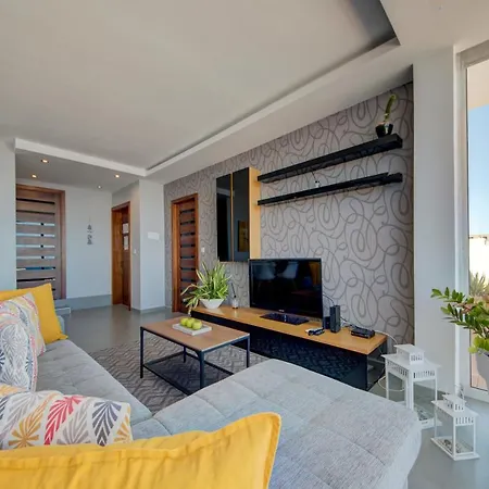 Epic Views Seafront 2-bedroom Penthouse Слима