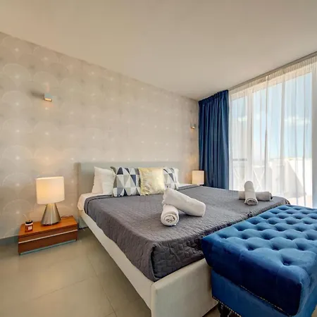 Epic Views Seafront 2-bedroom Penthouse Apartament Sliema