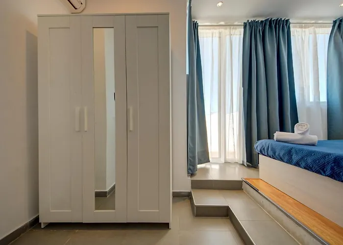 Epic Views Seafront 2-bedroom Penthouse * Sliema