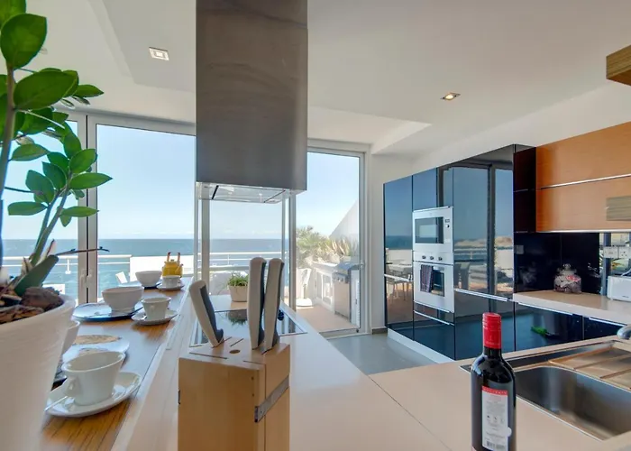 Epic Views Seafront 2-bedroom Penthouse Apartament