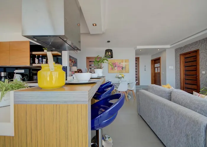 Epic Views Seafront 2-bedroom Penthouse Apartament Sliema