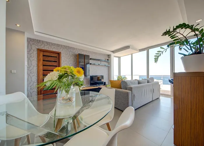 Epic Views Seafront 2-bedroom Penthouse Apartament *