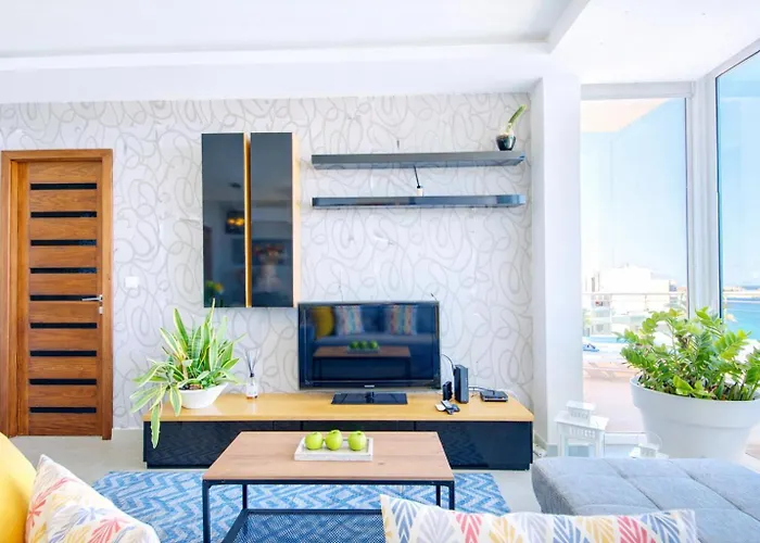 Epic Views Seafront 2-bedroom Penthouse Apartament