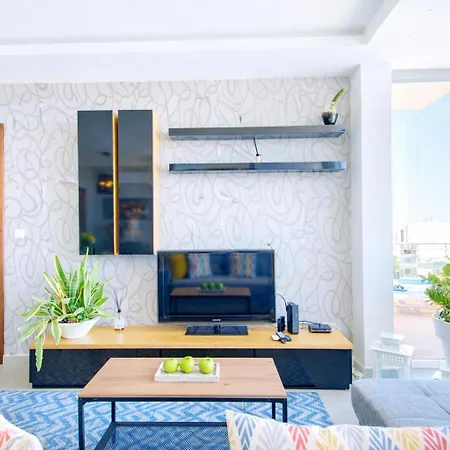 Epic Views Seafront 2-bedroom Penthouse Apartment